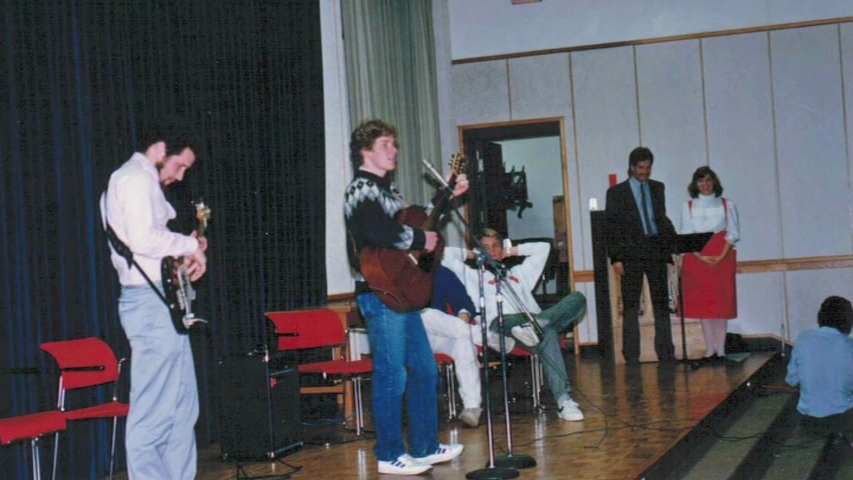 A band made up of Grebel students play on a stage (80s)