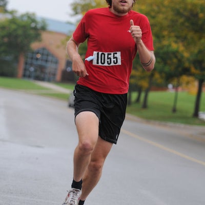 Runner number 1055 running 