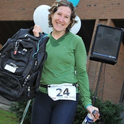 Runner number 24 holding her bag and a water bottle