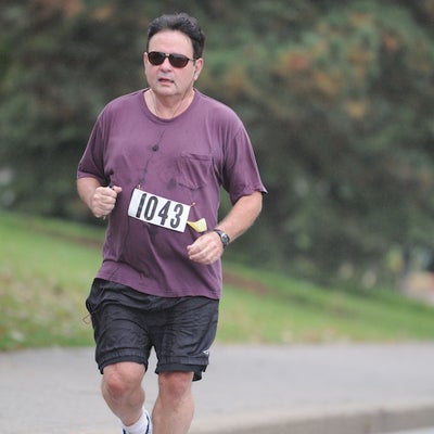 Runner number 1043 running