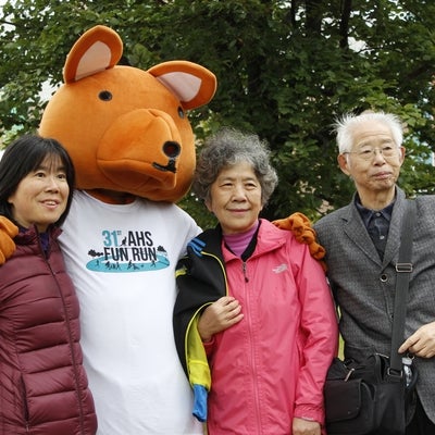 A family standing with AHSSIE the mascot