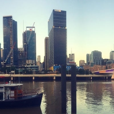 River cutting through downtown Brisbane