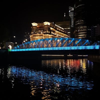 The Singapore River, framed by the legendary 5-star Fullerton Hotel.