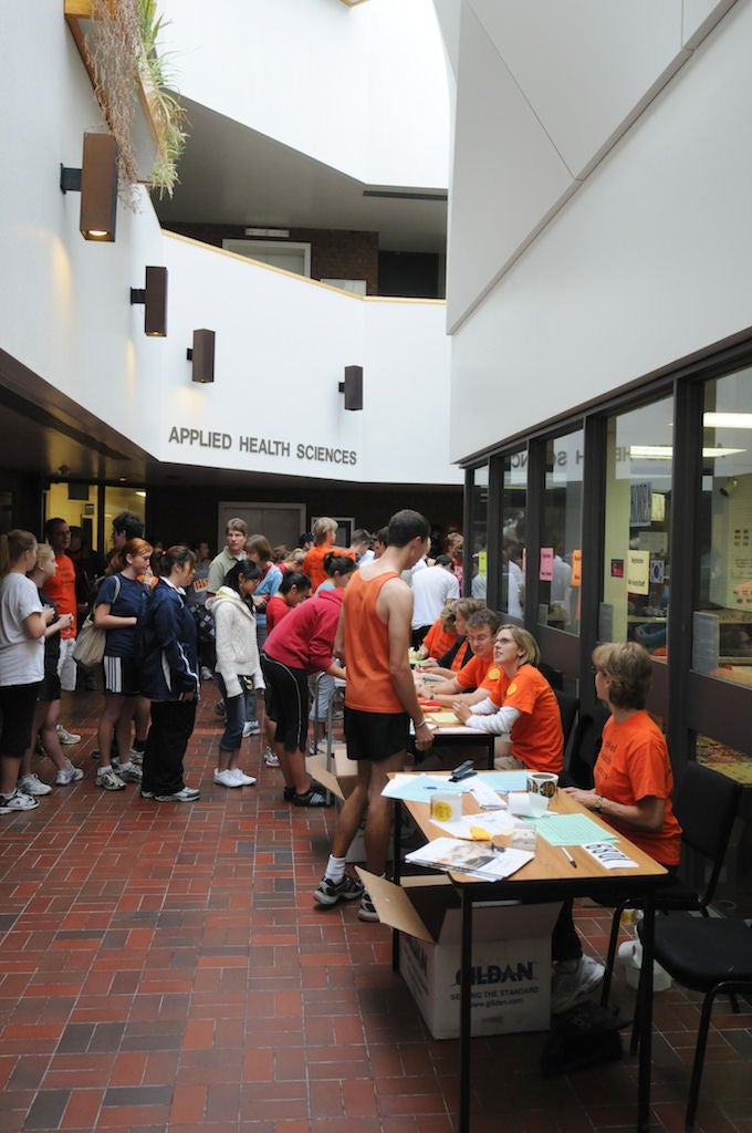 People signing up for the race at Applied Health Sciences building
