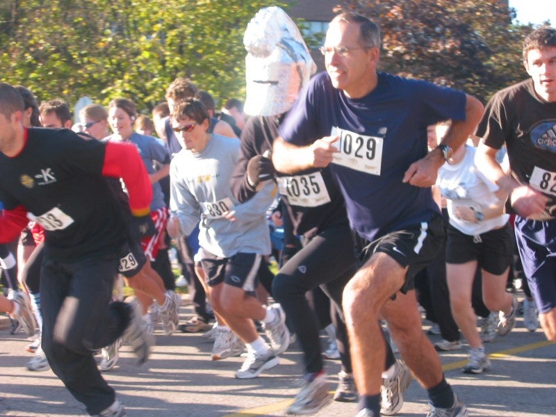 The participants running during the beginning of race
