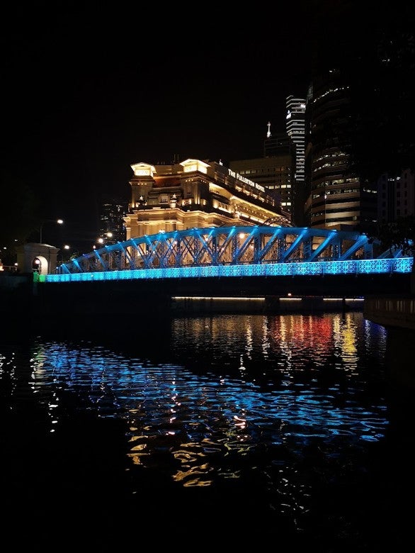 The Singapore River, framed by the legendary 5-star Fullerton Hotel.