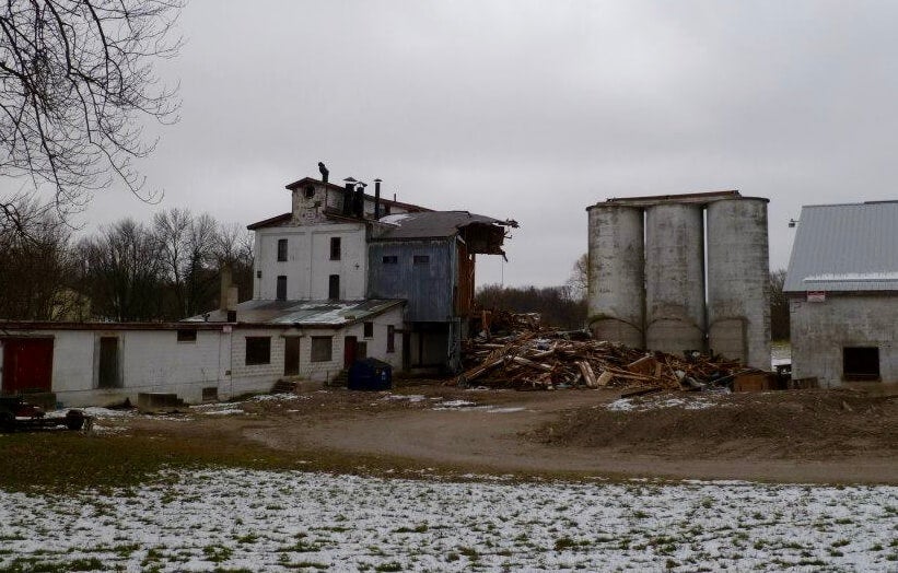 The partially demolished Thamesford Mill building with semi-demolished buildings