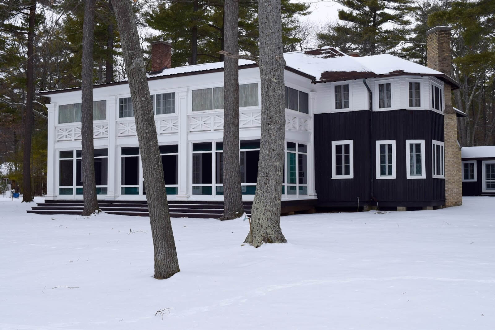 A large cottage from the Edwardian era at Sturgeon Point on Lake Avenue in the winter