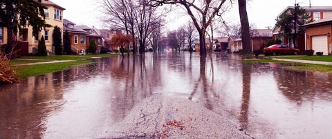 Flooded residential street/rue inondée