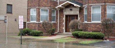 Flooded street in front of River Side building/inondations devant les appartements River Side 