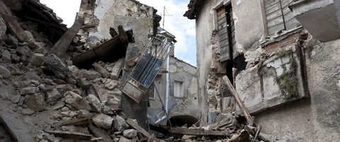 Earthquake damaged building/dommages causés par un tremblement de terre à un bâtiment