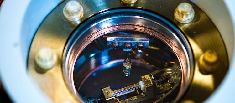 Piège à ions dans le laboratoire de contrôle quantique des ions piégés de la professeure Crystal Senko