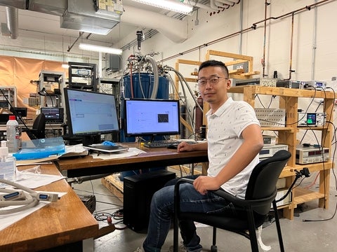 Bowen Yang dans le laboratoire de basses températures pour matériaux quantiques.