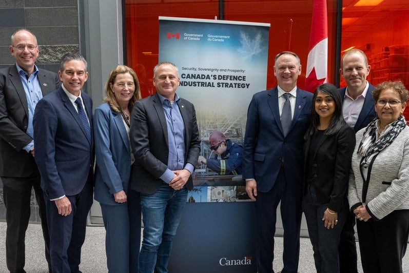 Federal leaders and IQC and University of Waterloo senior leadership