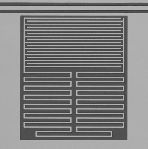Circuit électrique résonnant supraconducteur en aluminium; les systèmes à deux niveaux sont des défauts possiblement situés à la surface de la couche d’aluminium (blanc) et du silicium exposé (gris).