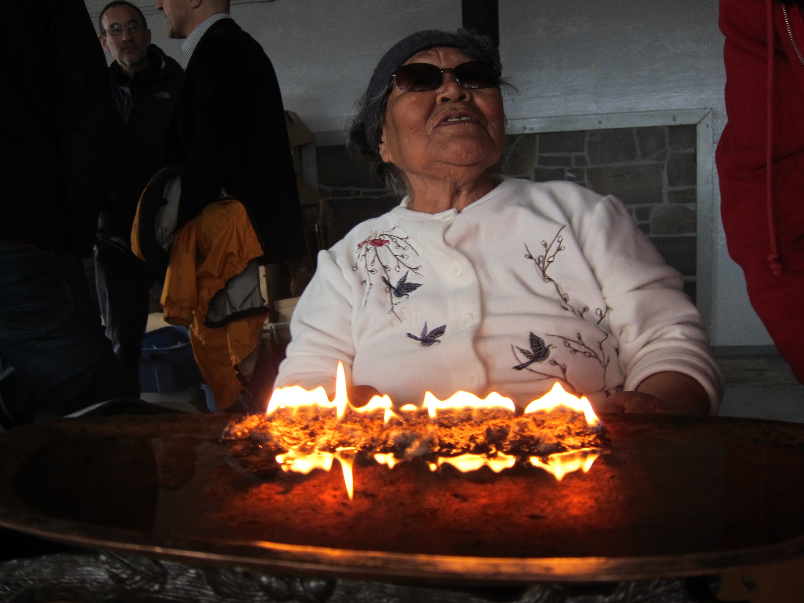 Lighting of the qudlik by an elder