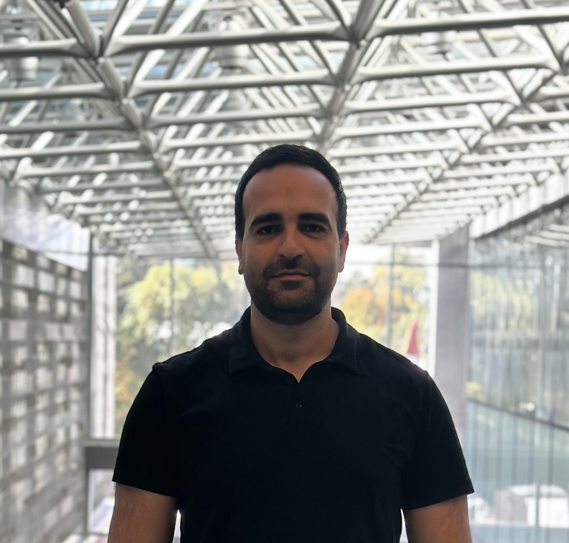 Abdolreza Pasharavesh Headshot