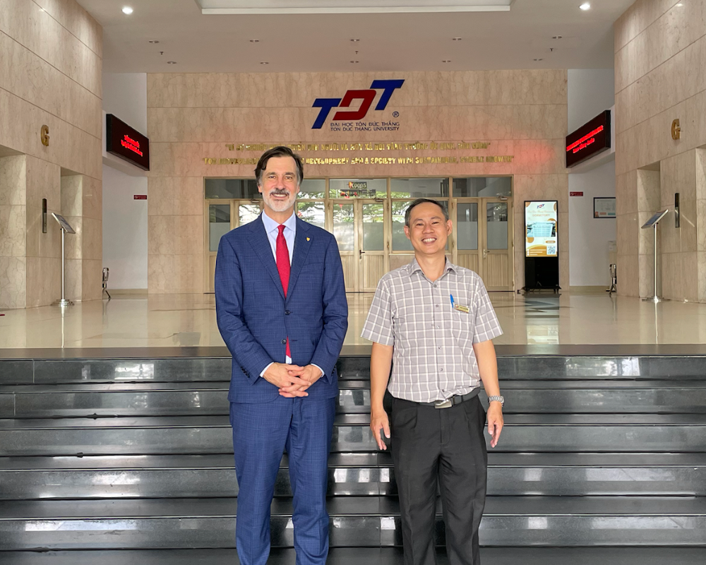 Ian Rowlands (AVP-International, University of Waterloo) and Dr. Dinh Hoang Bach (Director of the International Cooperation, Research and Training Institute, Ton Duc Thang University)