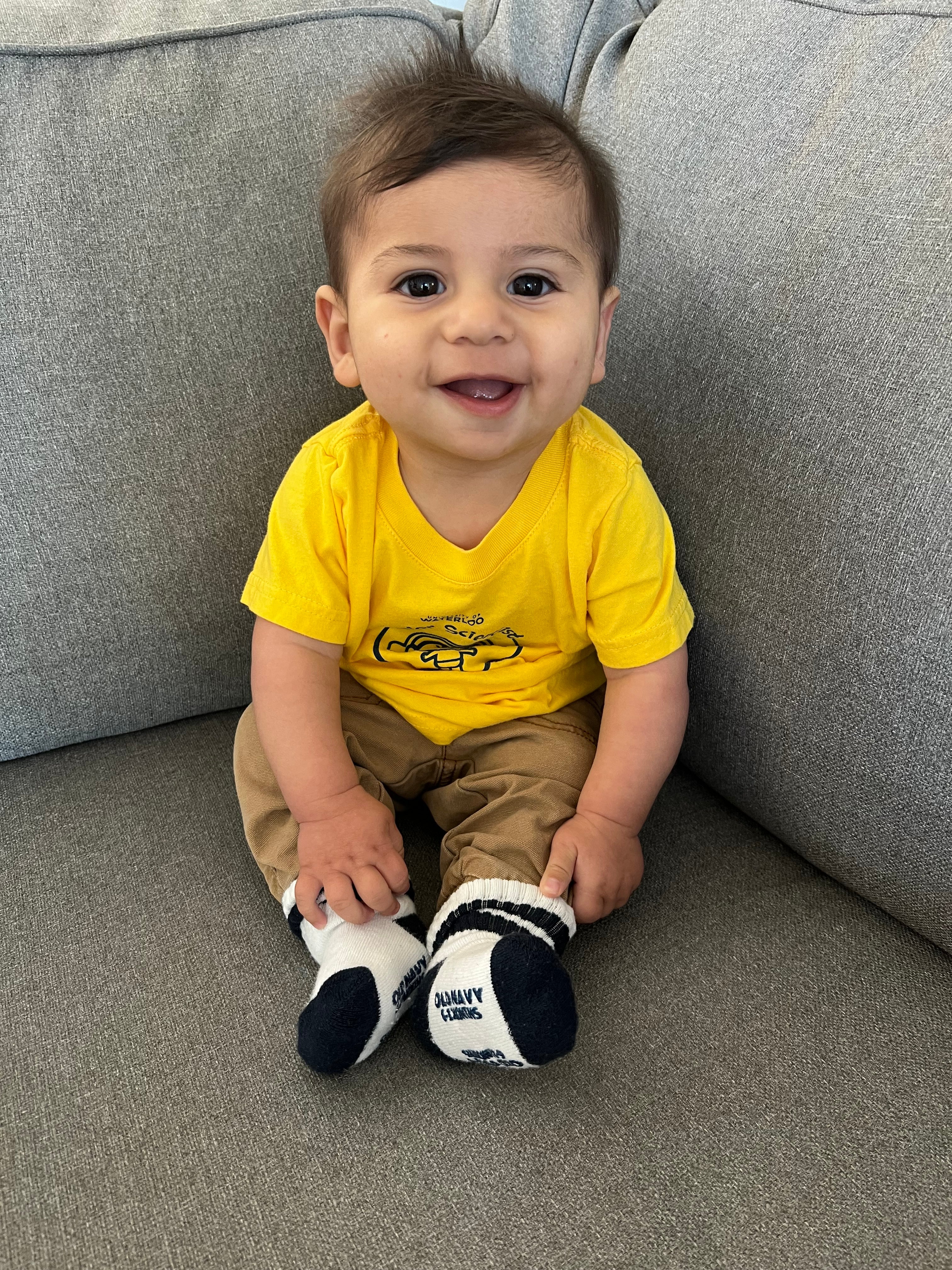 A kid wearing a yellow T-shirt with LIDL logo