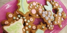 Plate of decorated gingerbread cookies.