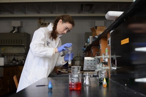 Elizabeth O'Sullivan Profile Picture (performing experiments in the lab)