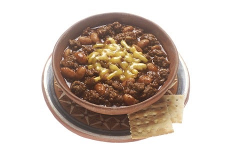 A bowl of chili with crackers