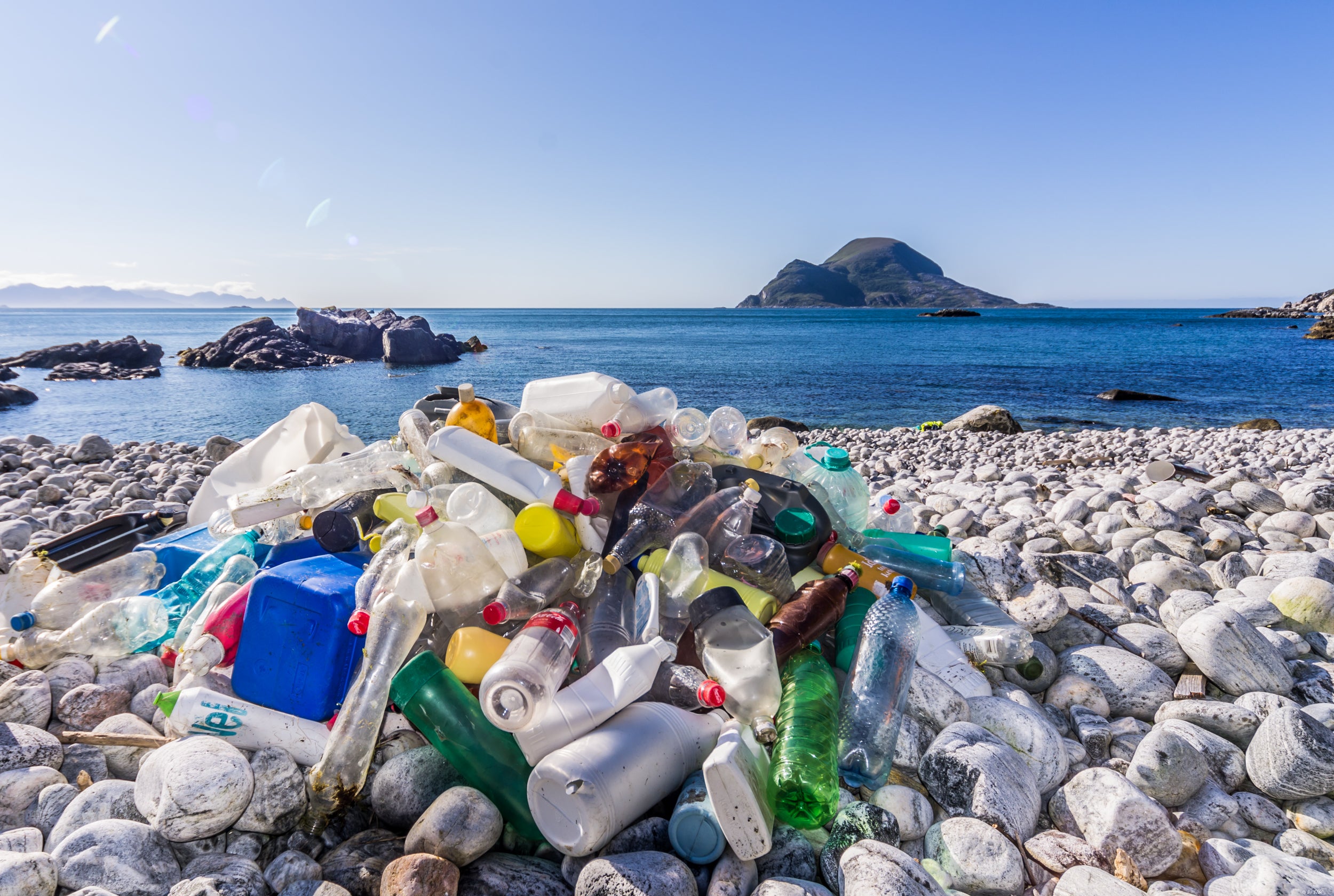 Переработка берегов. Бухта стеклянная Владивосток. Пластмасса в океане. Загрязнение мирового океана пластиком.