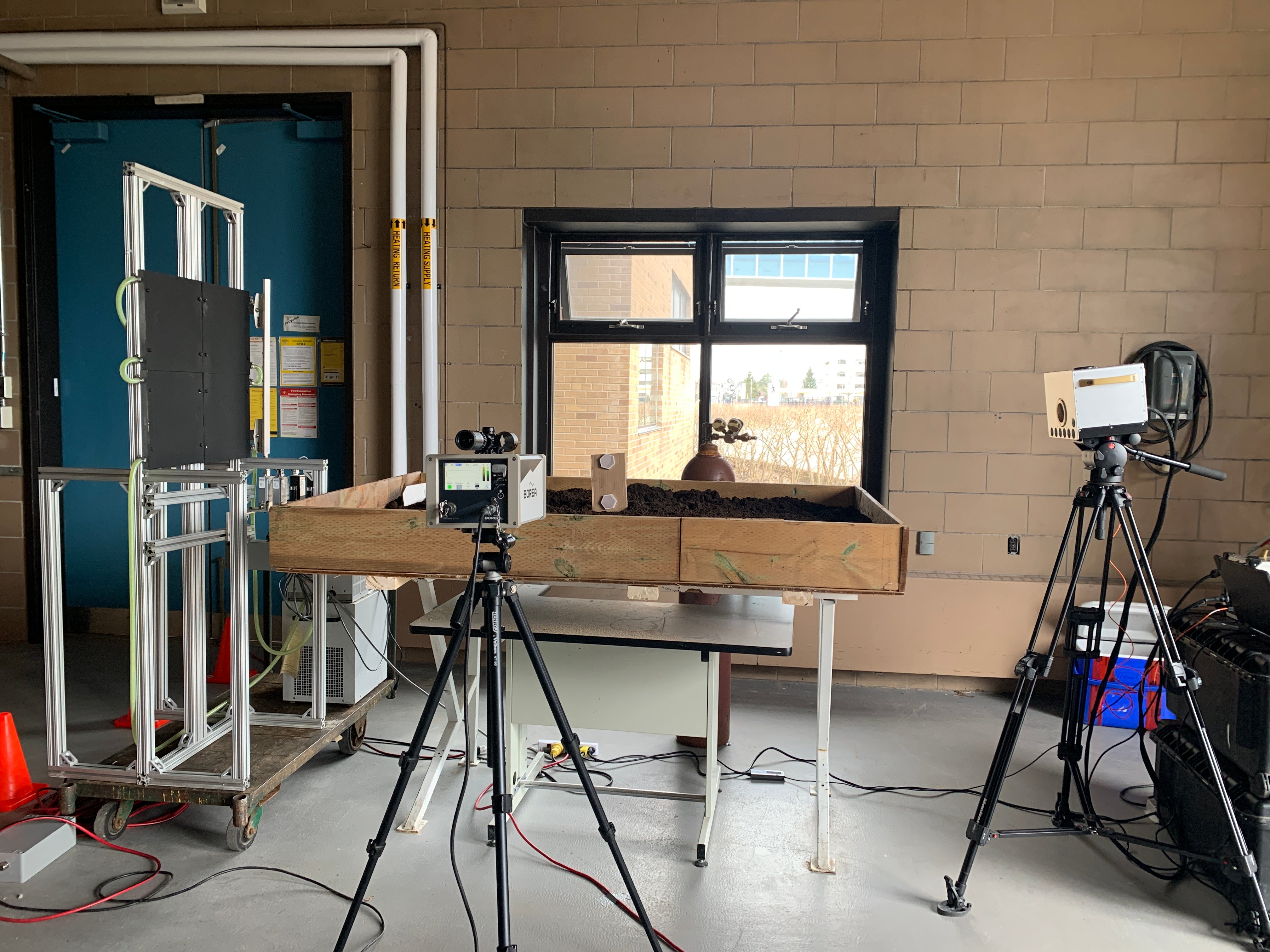 The hyperspectral camera and TDLAS system set-up in the lab. 