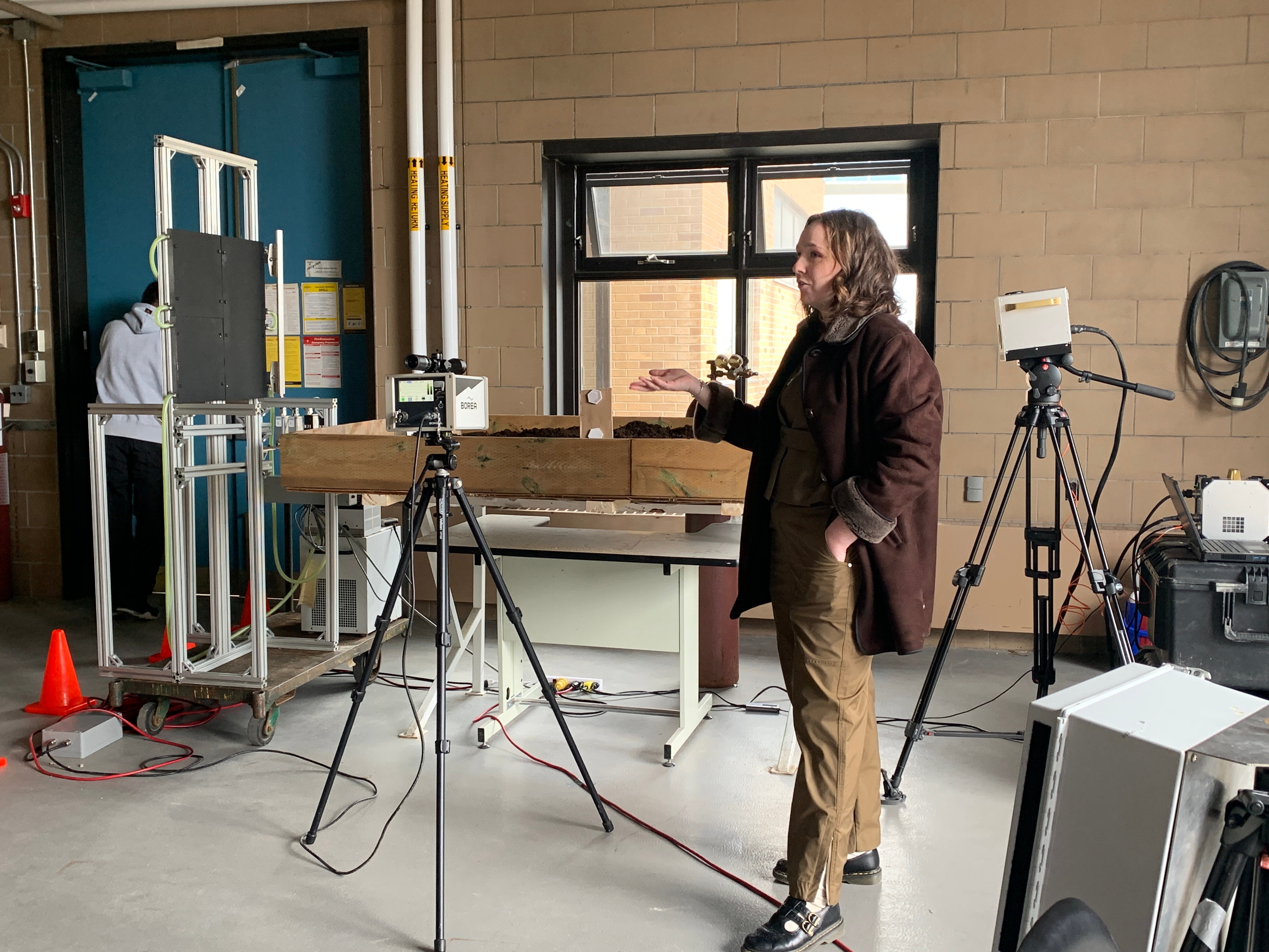 Team member Avery Opalka speaks to participants about capturing methane fluxes. 