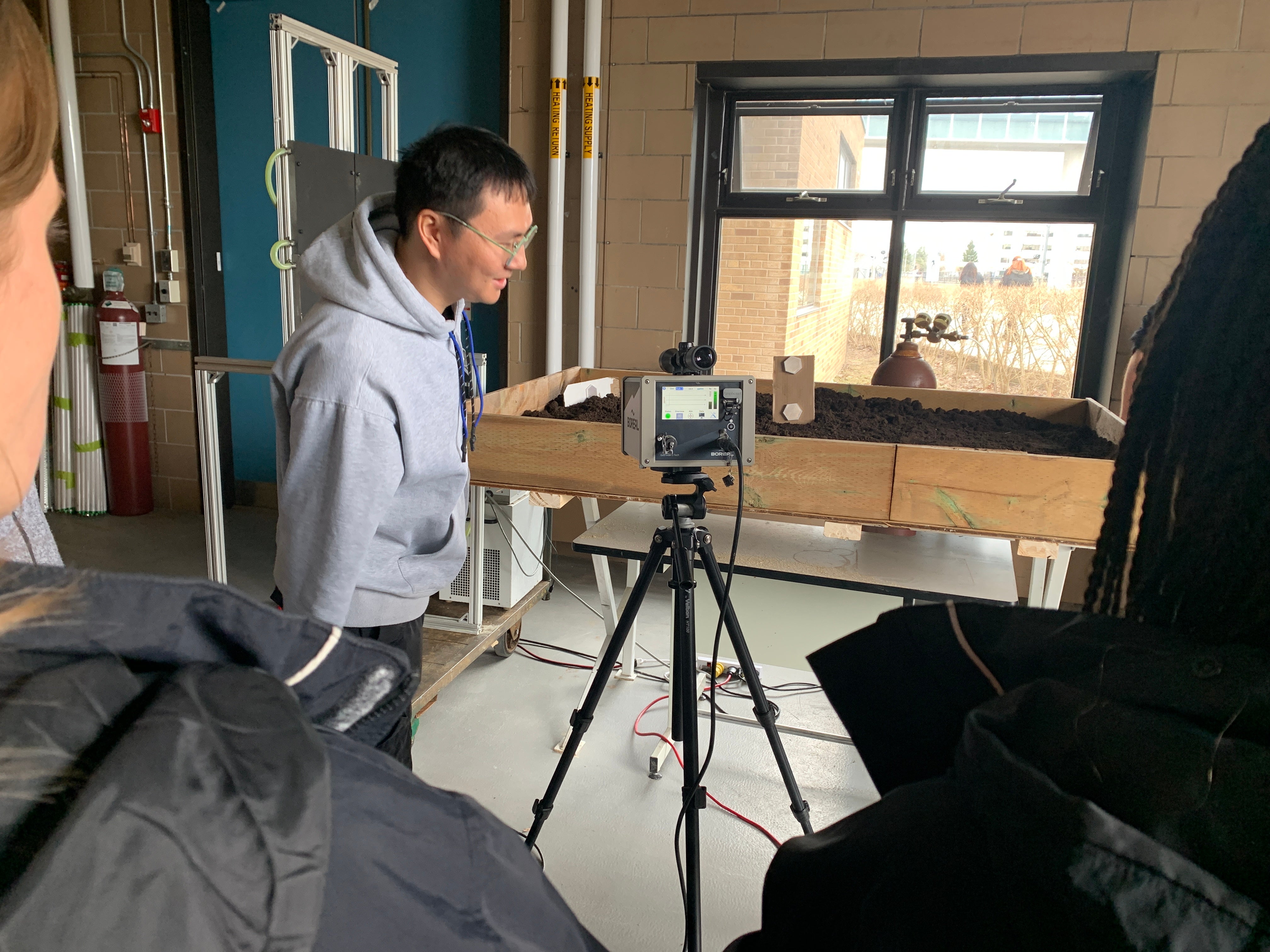 Team member Mu-An Tsai talks to participants about the TDLAS system.