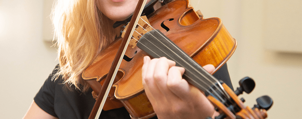 student plays violin