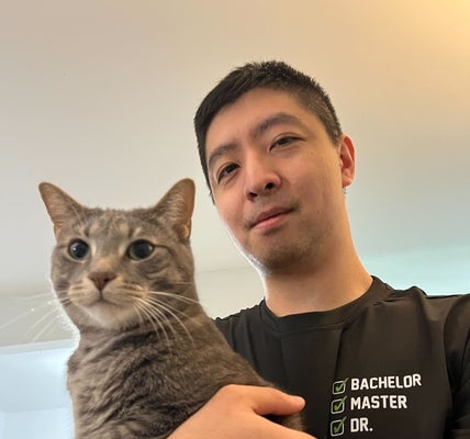 Headshot of Mengyang Cui with his cat