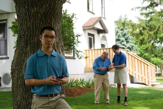 A photo of Professor Tung holding his phone