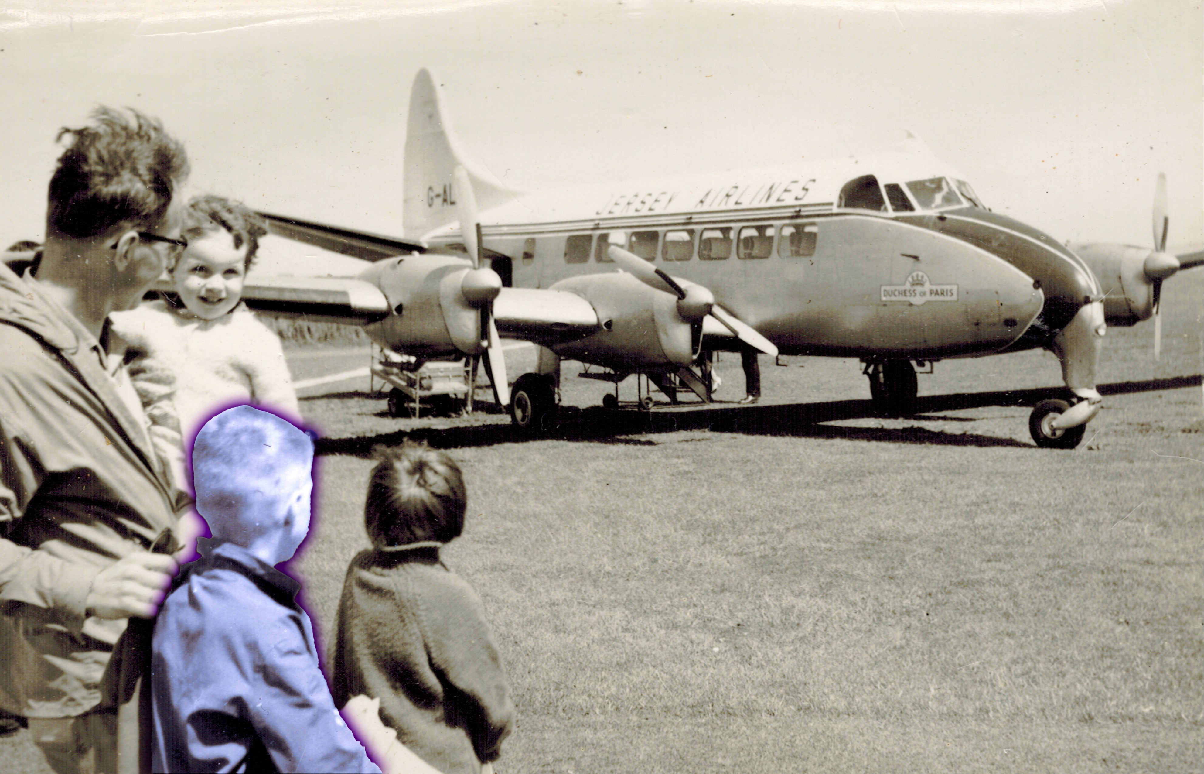 Robert Jan van Pelt, his siblings and father standing in front of an airplane on Alderney in 1961