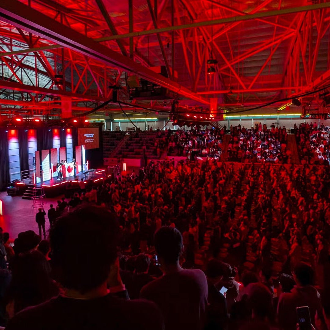 crowd at Socratica event