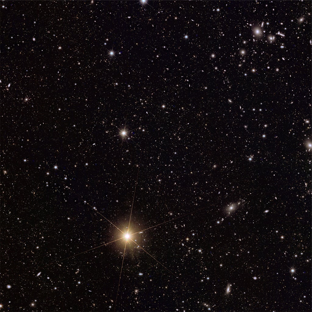 Abell276 a cluster of galaxies lensed and a bright star