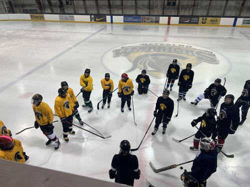 El equipo de hockey universitario masculino de Waterloo y los jóvenes de Saugeen First Nation están a punto de jugar hockey