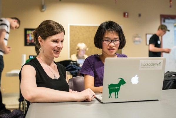Stephanie Rozek helping a student with computing coding 
