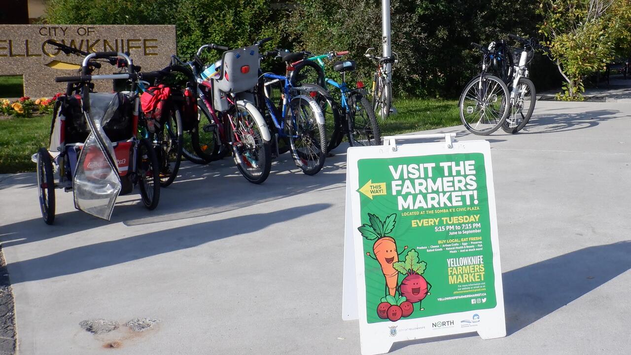 A sign pointing to Yellowknife's Famers Market