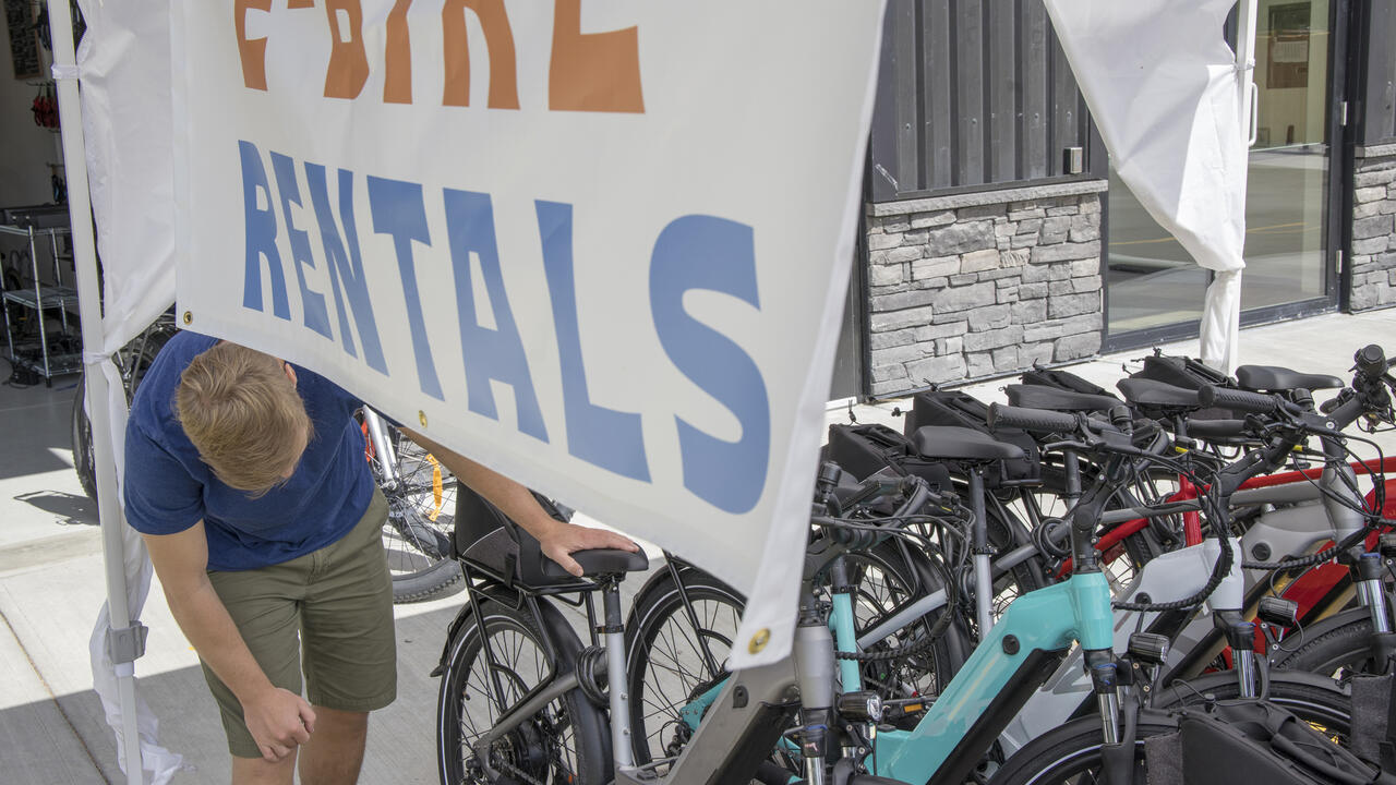 A person picking out an e-mountain bike (Getty Images/AscentXmedia).