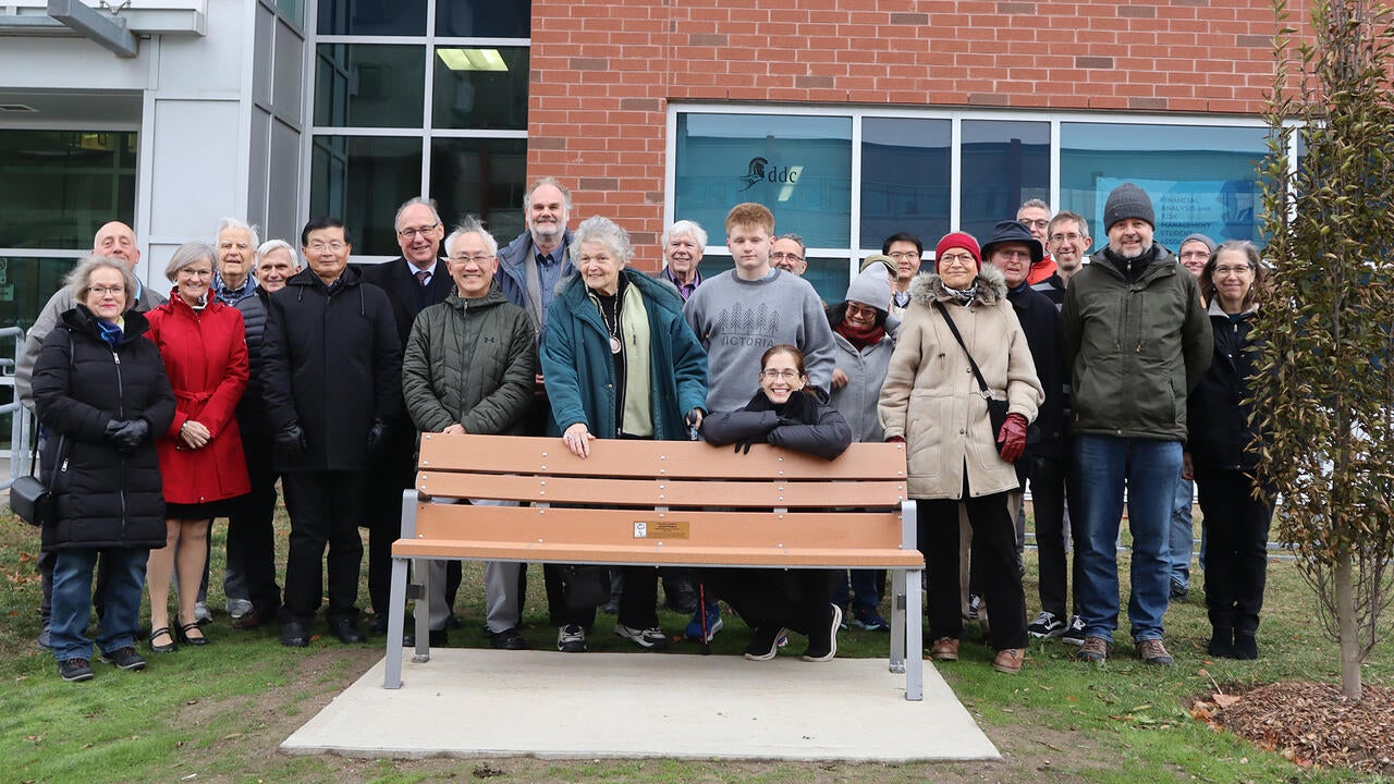 约瑟夫·帕尔多斯教授的家人和朋友聚集在滑铁卢大学纪念长椅和树的揭幕仪式上。 