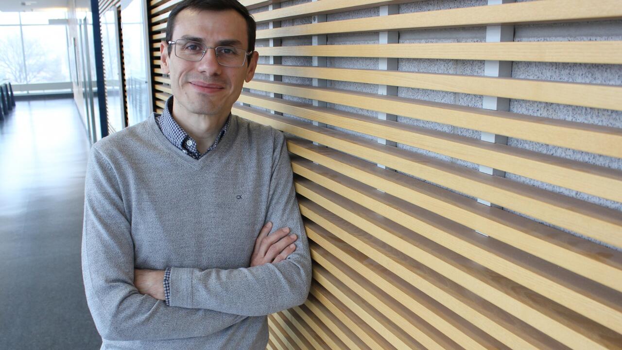 Chemical engineering professor Luis Ricardez-Sandoval stands leaning against a wall in Engineering 6