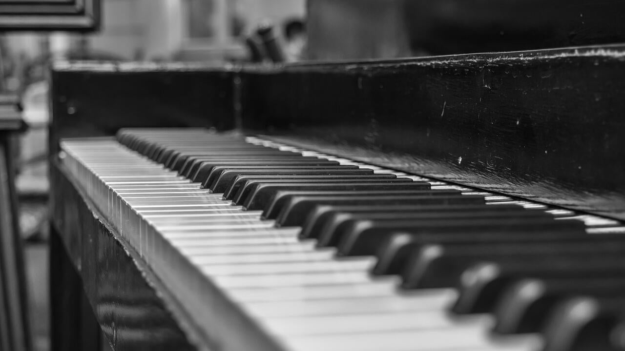 Piano in black and white