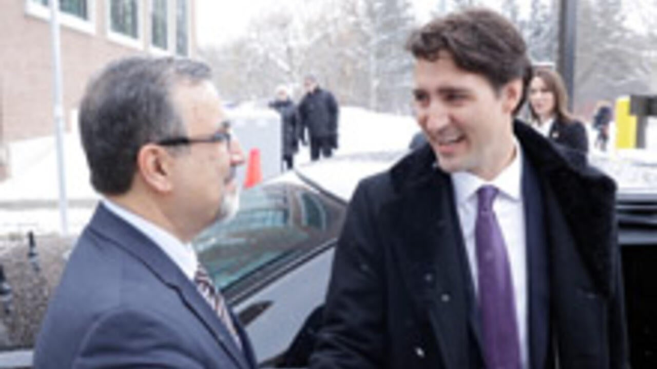 Feridun Hamdullahpur and Justin Trudeau shaking hands