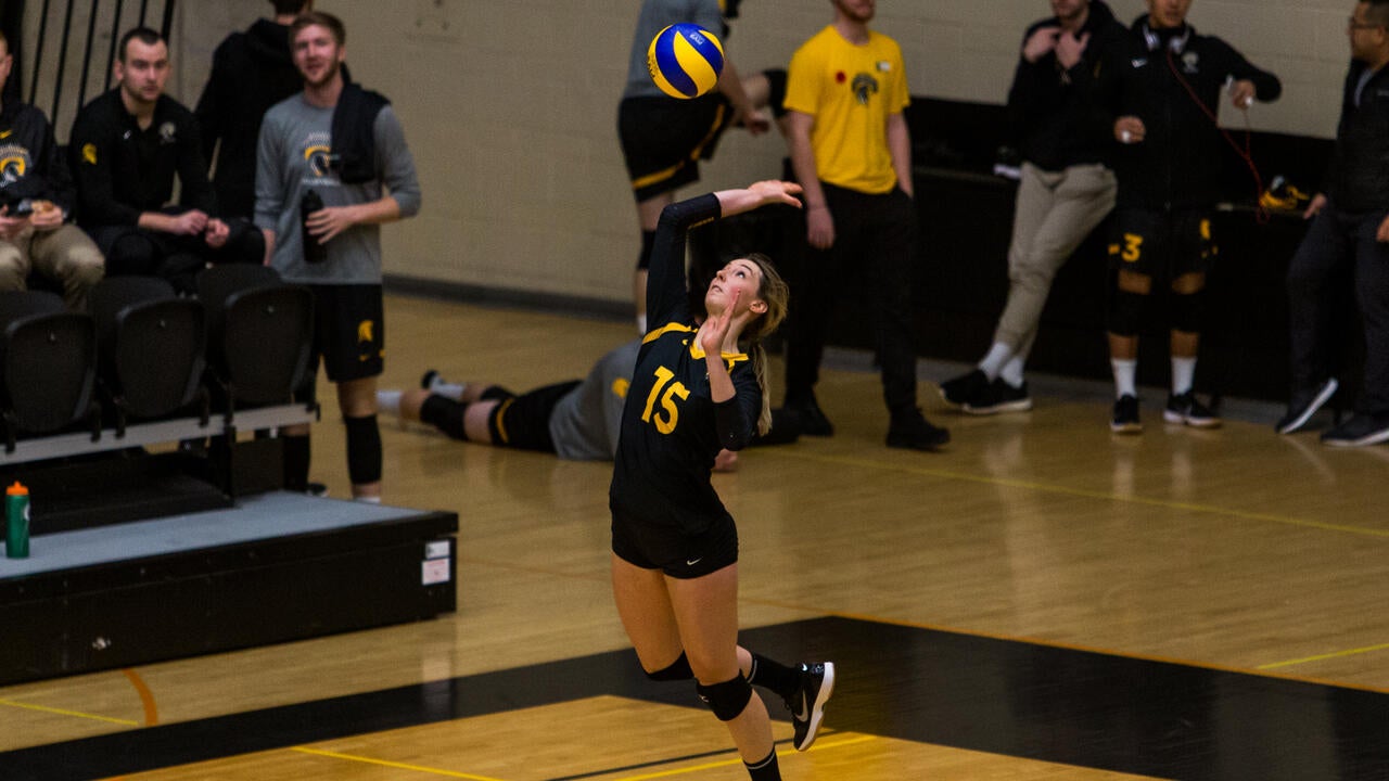 Claire Mackenzie serves the ball during a uwaterloo women's volleyball game.