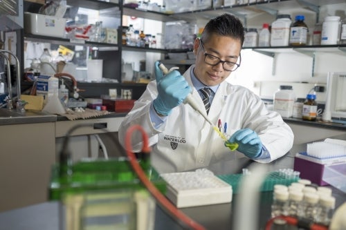 Gah-Jone Won working in a lab