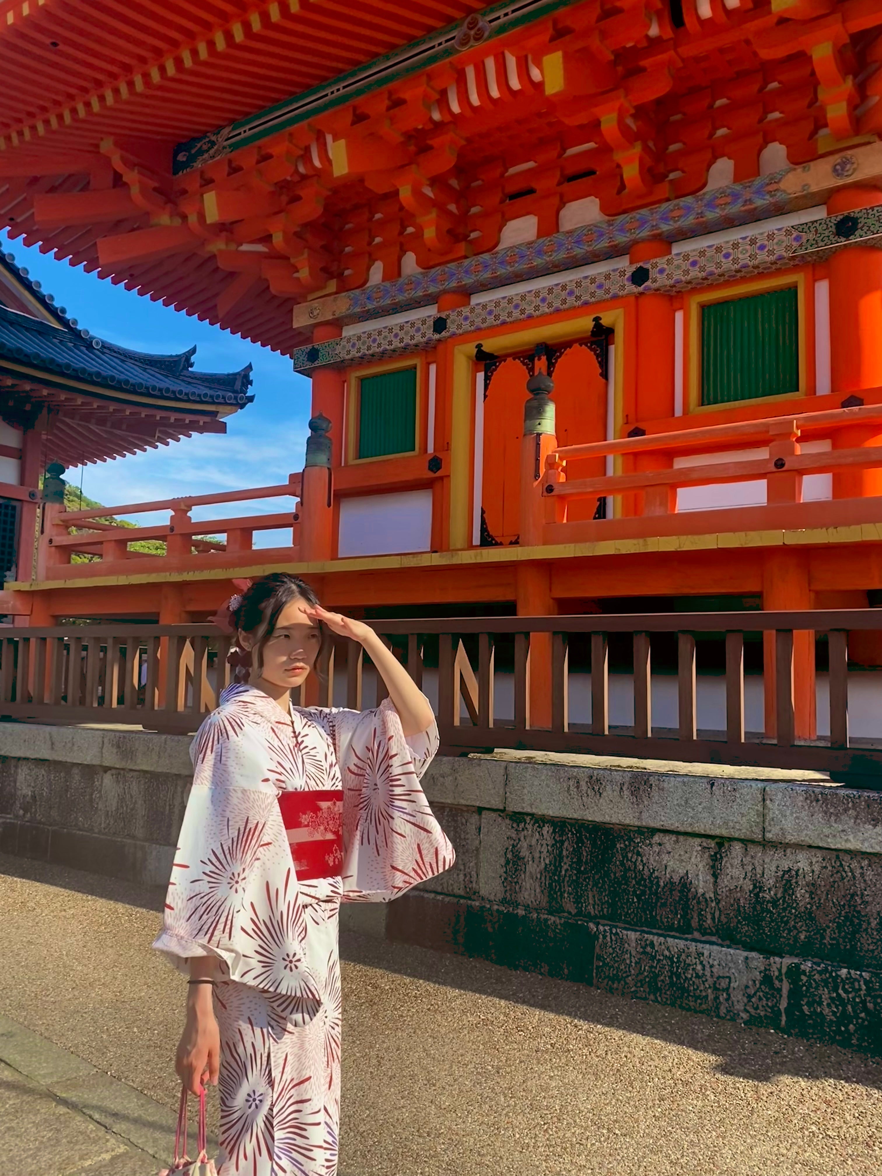 Anjing Li wears a kimono and stands in front of a temple