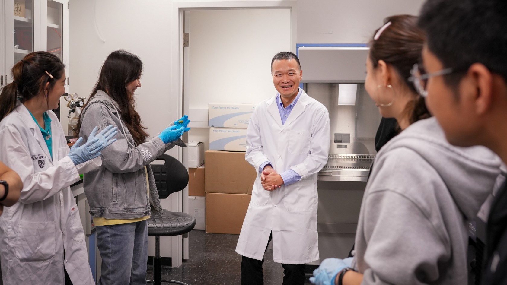 Juewen Liu talking to students in his research lab