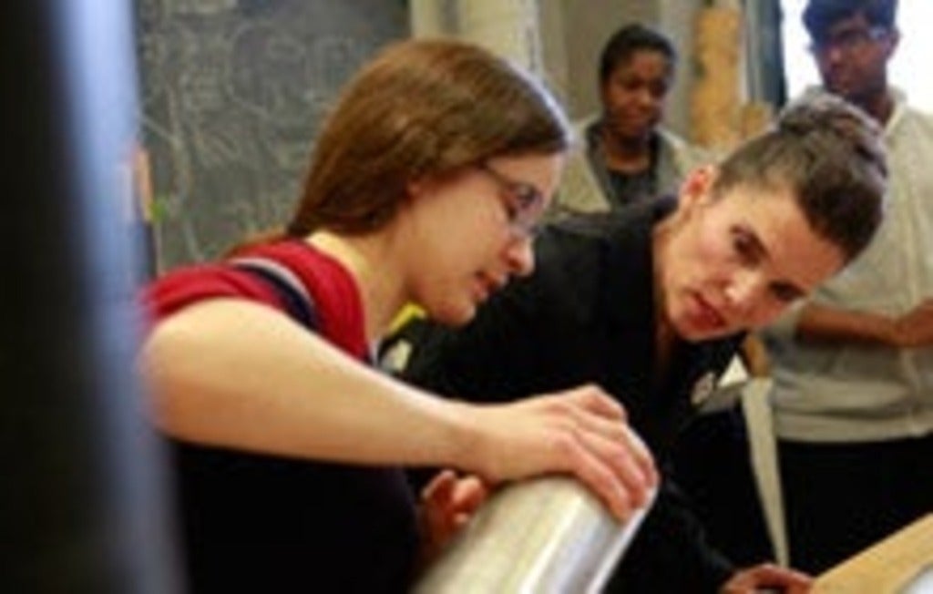 Minister Duncan gets a demonstration from a female engineer