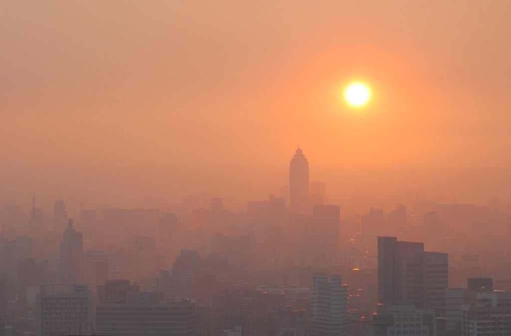Skyline of a city covered in smog